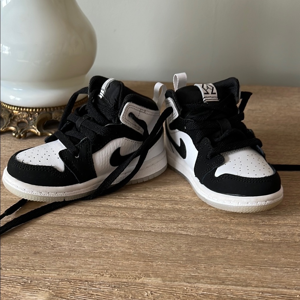 Nike air Jordan’s midi size 6C black and white sneaker